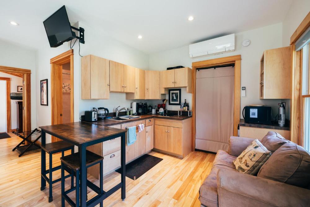 Waterfront Private Apartment, 5 minutes from LLBean!